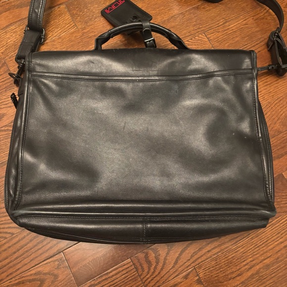 Tumi Black Leather Men's Bag - Picture 6 of 16